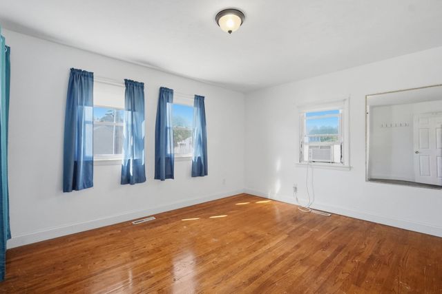 150 Lawndale St, Chicopee, MA 01013