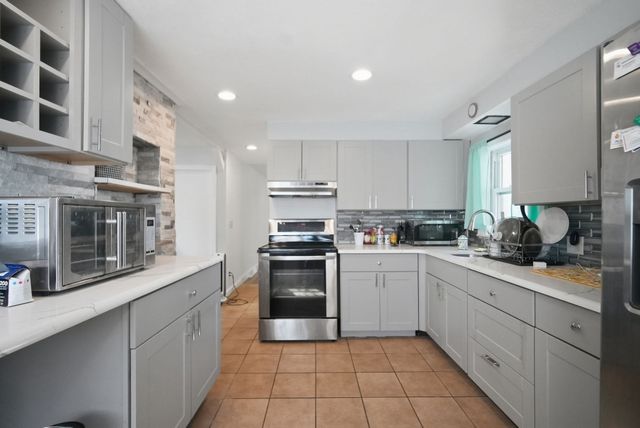 150 Lawndale St, Chicopee, MA 01013