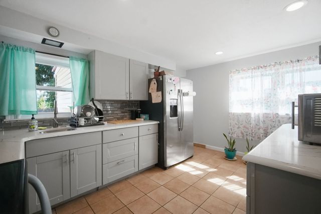 150 Lawndale St, Chicopee, MA 01013