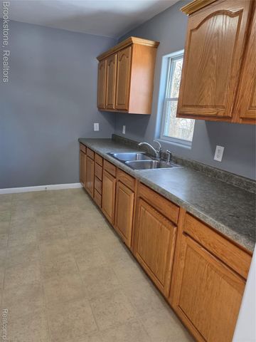 1095 Pine Street, Genesee Charter Township, MI 48458