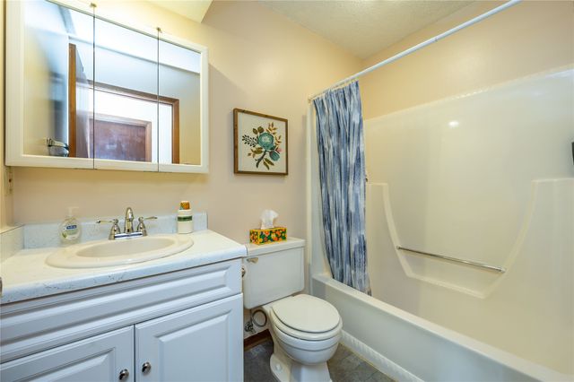 4633 Woodland Avenue 1, West Des Moines, IA 50266
