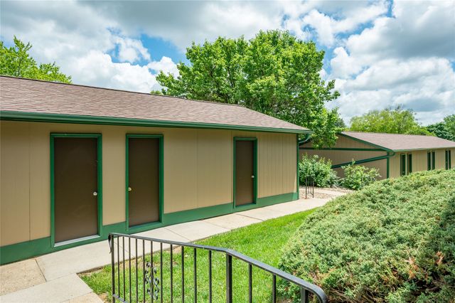 4633 Woodland Avenue 1, West Des Moines, IA 50266