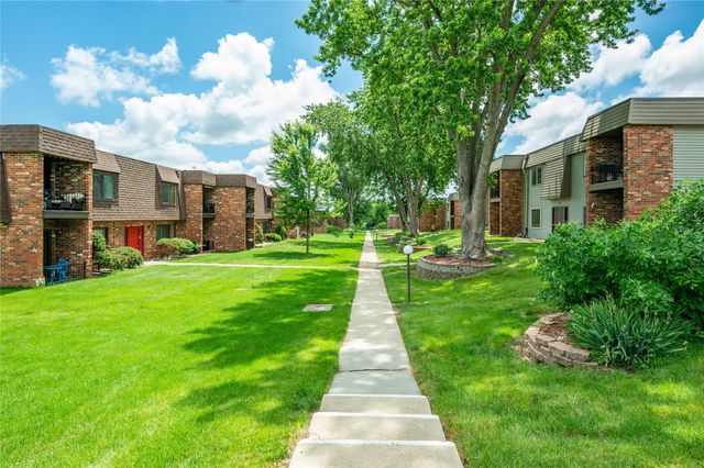 4633 Woodland Avenue 1, West Des Moines, IA 50266