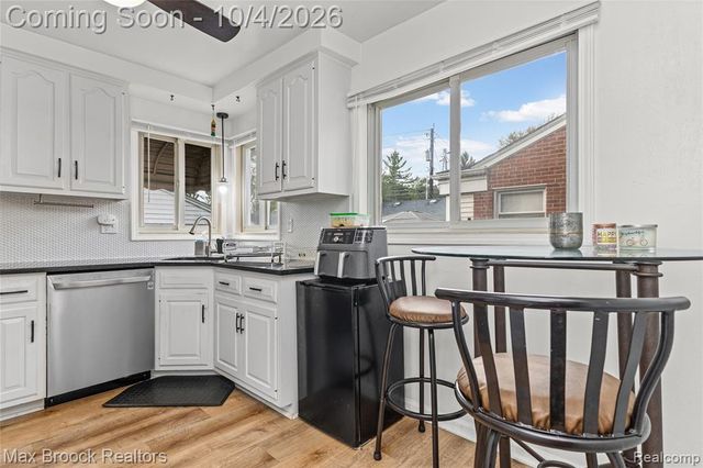 9055 Columbia, Redford, MI 48239