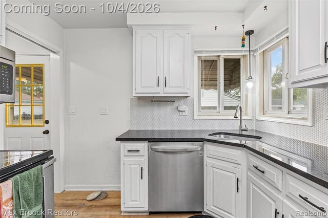 9055 Columbia, Redford, MI 48239