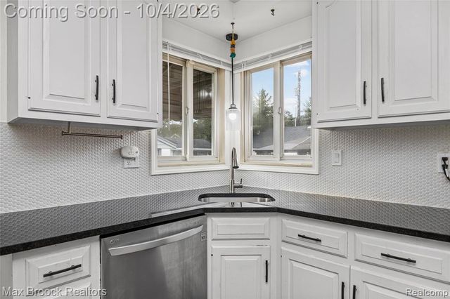 9055 Columbia, Redford, MI 48239