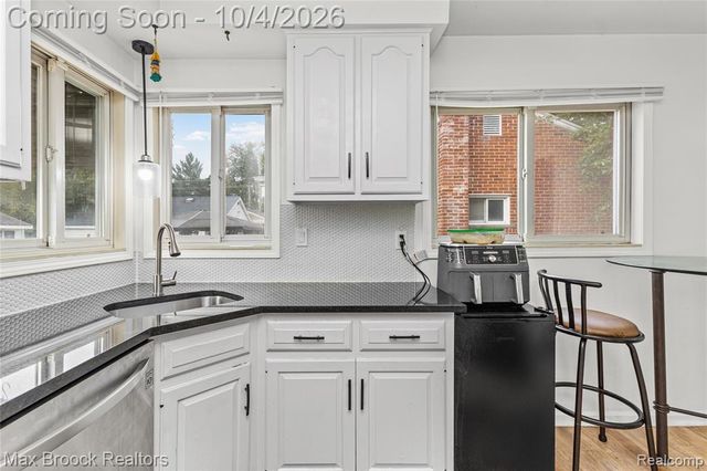 9055 Columbia, Redford, MI 48239