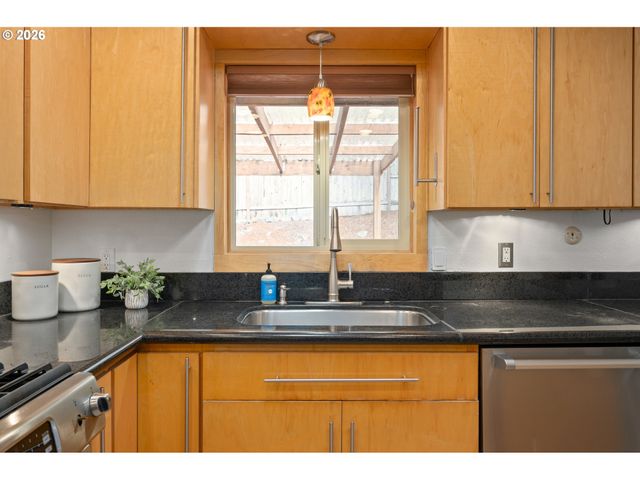 865 E 43RD Ave, Eugene, OR 97405