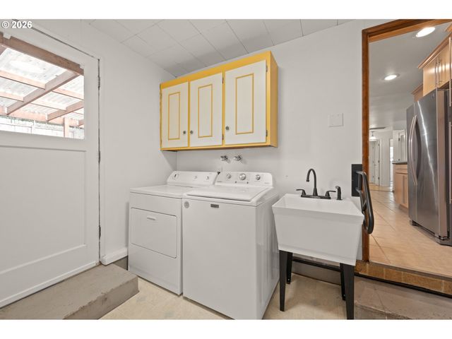 865 E 43RD Ave, Eugene, OR 97405