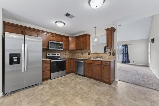 631 Hidden Valley Dr, Clarksville, TN 37040