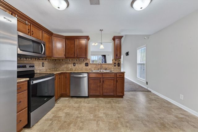 631 Hidden Valley Dr, Clarksville, TN 37040