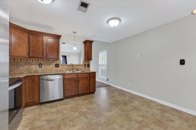 631 Hidden Valley Dr, Clarksville, TN 37040