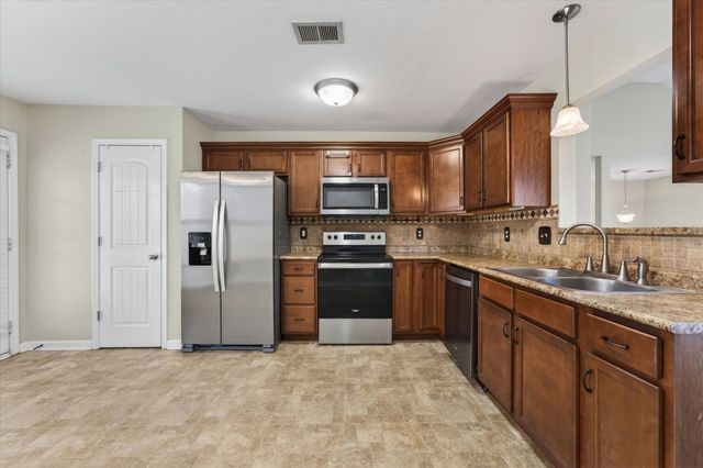 631 Hidden Valley Dr, Clarksville, TN 37040