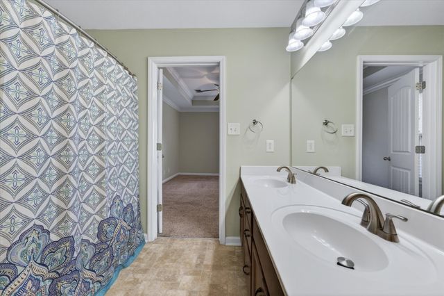 631 Hidden Valley Dr, Clarksville, TN 37040