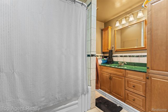 25673 Ford Street, Roseville, MI 48066