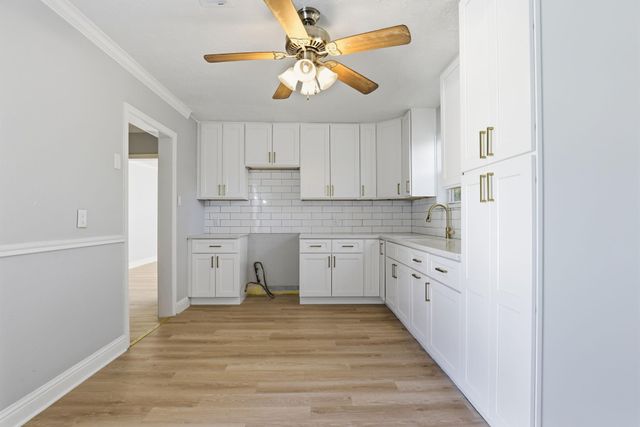 510 E Republic Avenue, Baytown, TX 77520