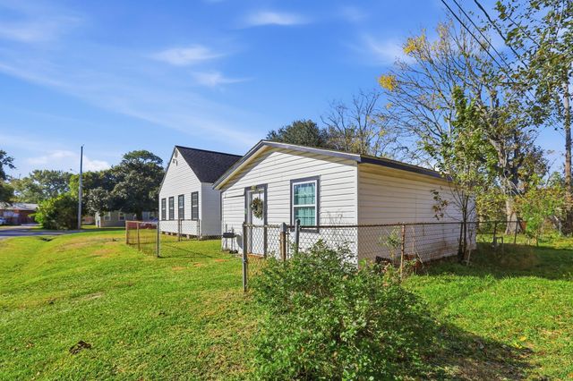 510 E Republic Avenue, Baytown, TX 77520