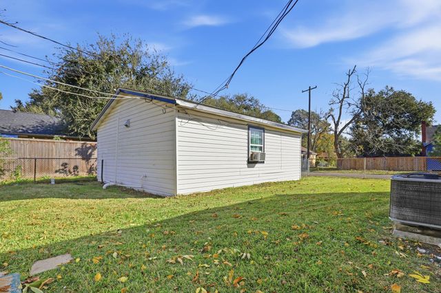 510 E Republic Avenue, Baytown, TX 77520