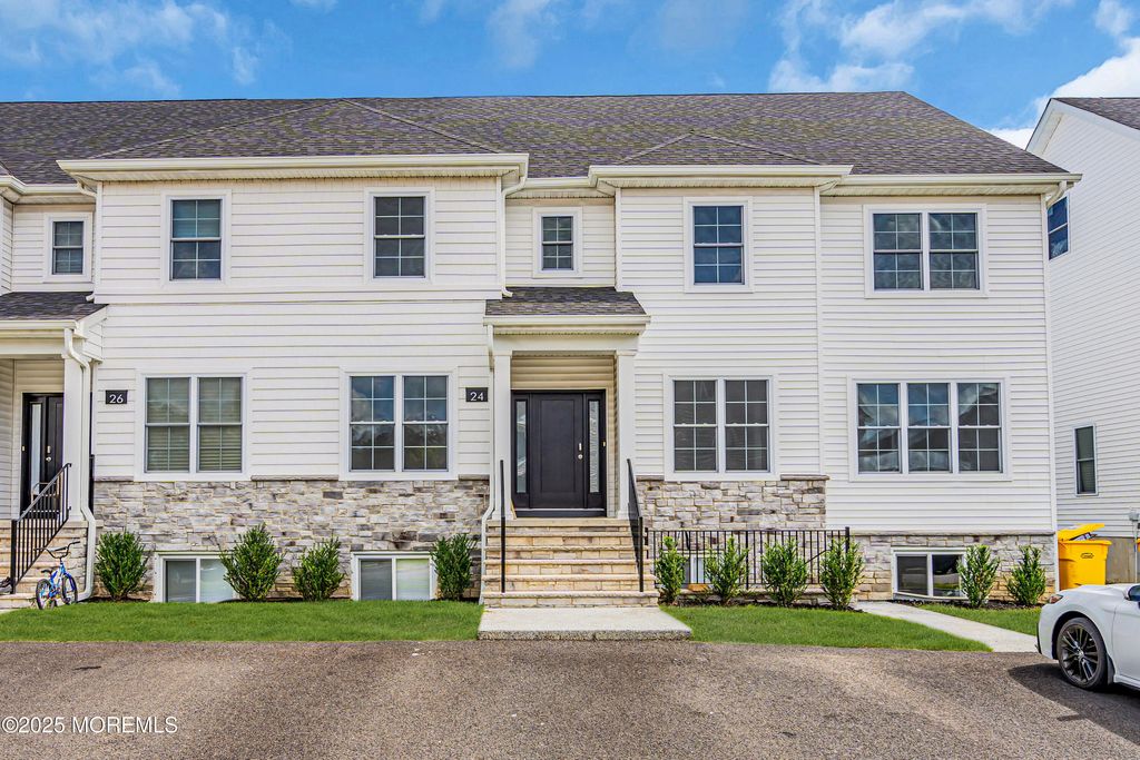 24 Holden Square, Lakewood, NJ 08701
