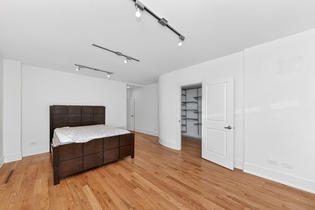 626 E Oakwood Boulevard, Chicago, IL 60653