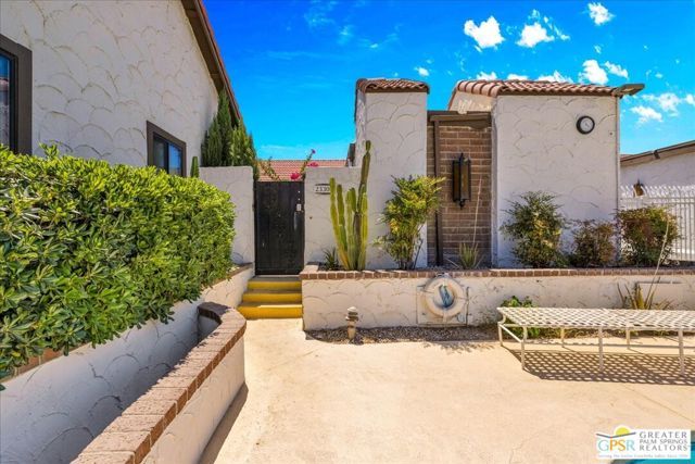 2330 Miramonte Circle C, Palm Springs, CA 92264