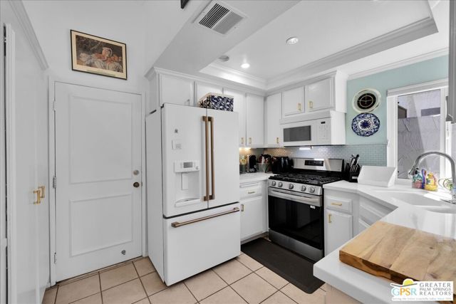 2330 Miramonte Circle C, Palm Springs, CA 92264