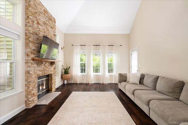 215 Sandpiper Court, Yorktown Heights, NY 10598