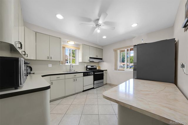 13341 Albany Street, Oak Park, MI 48237