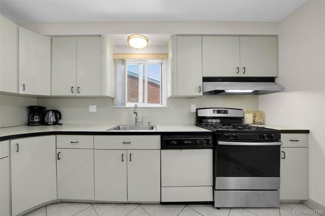 13341 Albany Street, Oak Park, MI 48237