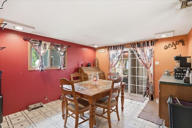 28616 W Benjamin Avenue, Spring Grove, IL 60081