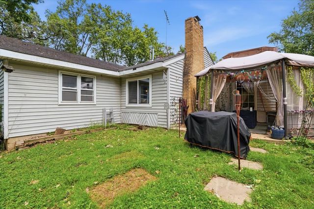 28616 W Benjamin Avenue, Spring Grove, IL 60081