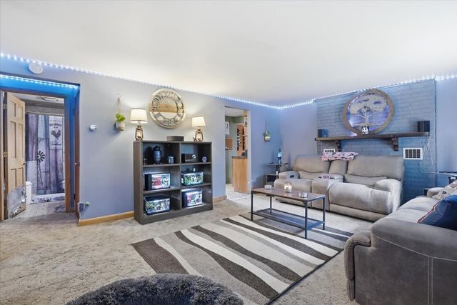 28616 W Benjamin Avenue, Spring Grove, IL 60081