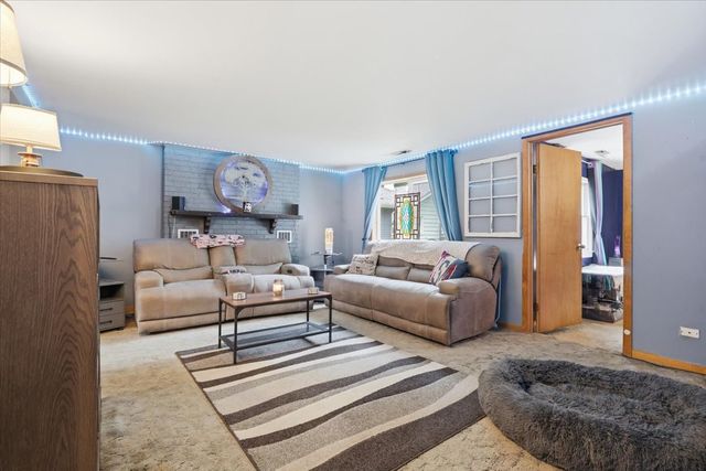 28616 W Benjamin Avenue, Spring Grove, IL 60081