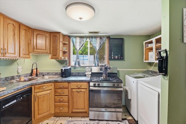 28616 W Benjamin Avenue, Spring Grove, IL 60081