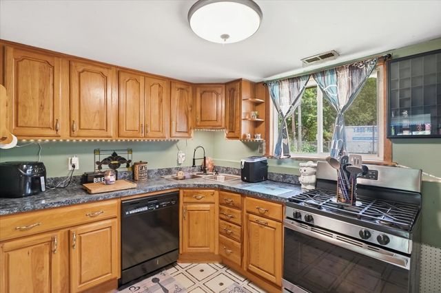 28616 W Benjamin Avenue, Spring Grove, IL 60081