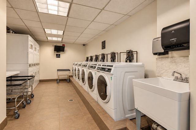 100 W 39th St Apt 43J, New York City, NY 10018