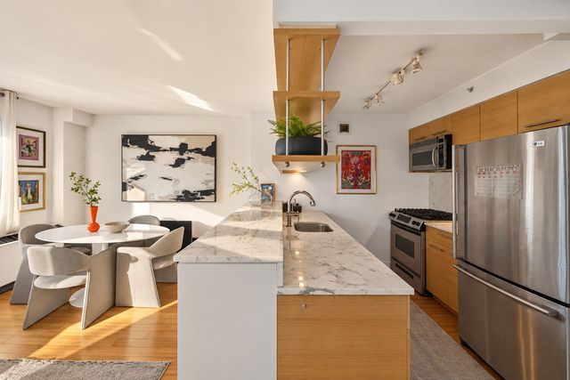 100 W 39th St Apt 43J, New York City, NY 10018