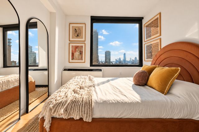 100 W 39th St Apt 43J, New York City, NY 10018
