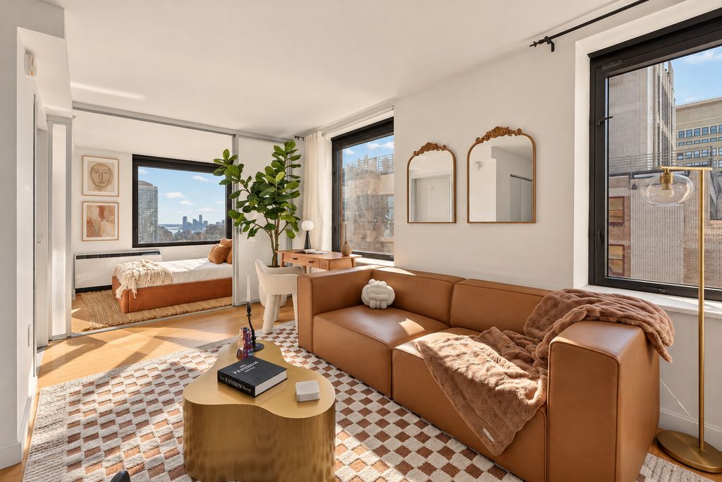 100 W 39th St Apt 43J, New York City, NY 10018