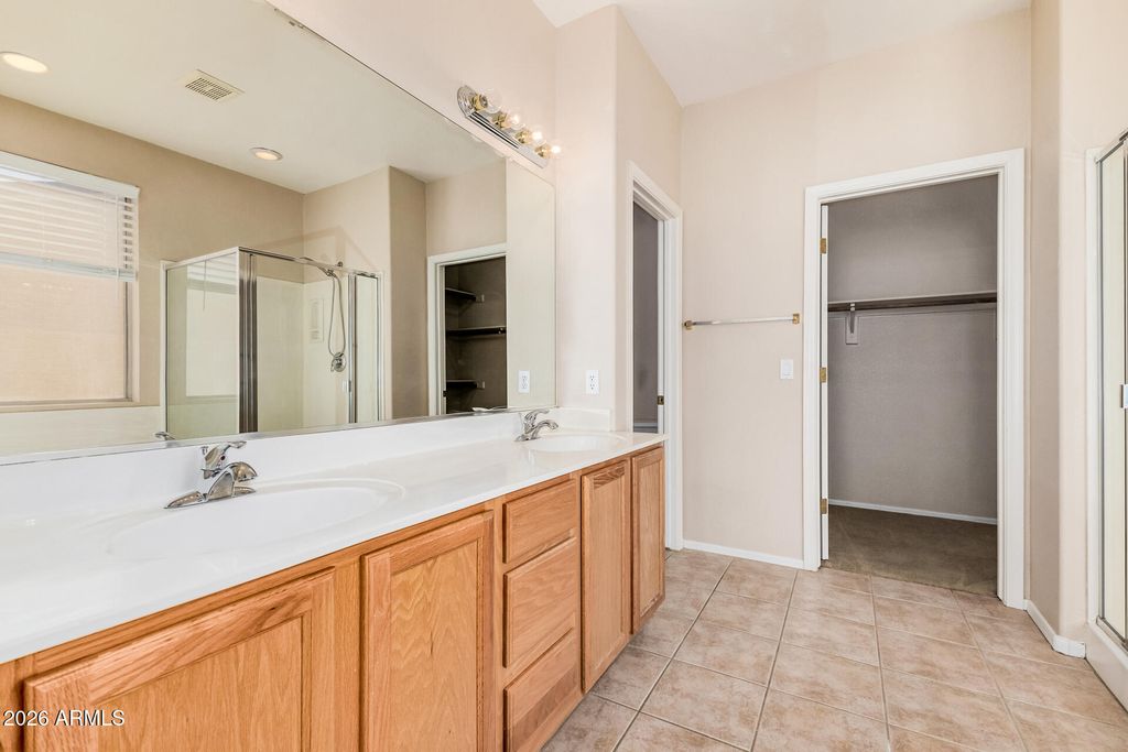 Image 10 of property listing at 16442 S 16TH Lane, Phoenix, AZ 85045