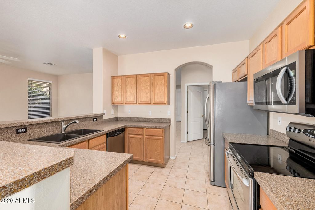 Image 5 of property listing at 16442 S 16TH Lane, Phoenix, AZ 85045