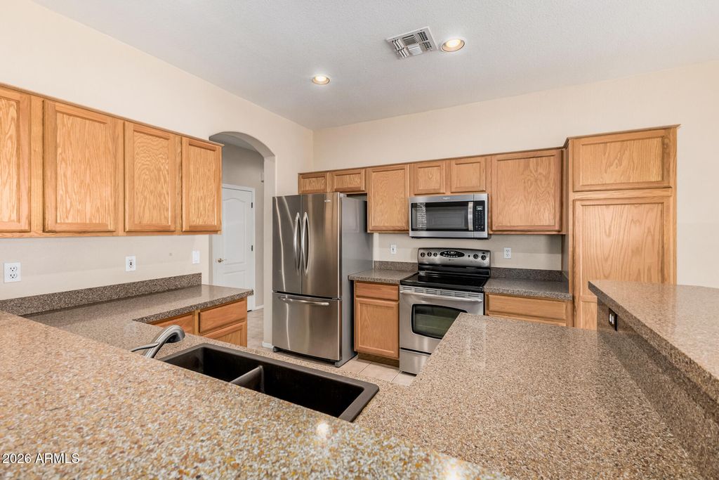 Image 6 of property listing at 16442 S 16TH Lane, Phoenix, AZ 85045