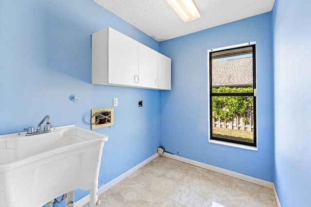 2057 Amesbury Circle, Wellington, FL 33414