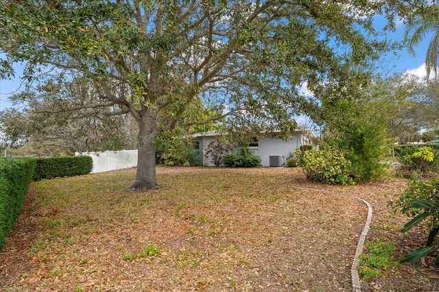 230 GARDEN CIRCLE, Belleair, FL 33756