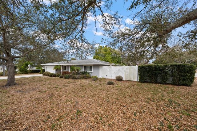 230 GARDEN CIRCLE, Belleair, FL 33756