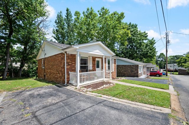 102 Five Oaks Dr, Nashville, TN 37217