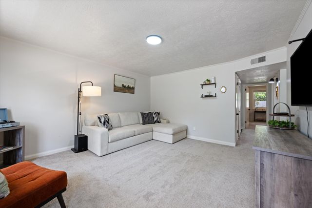 102 Five Oaks Dr, Nashville, TN 37217