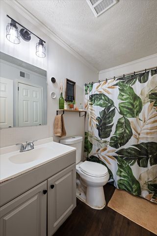 102 Five Oaks Dr, Nashville, TN 37217