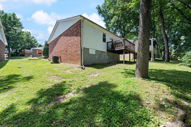 102 Five Oaks Dr, Nashville, TN 37217