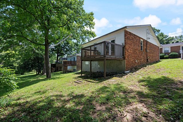 102 Five Oaks Dr, Nashville, TN 37217